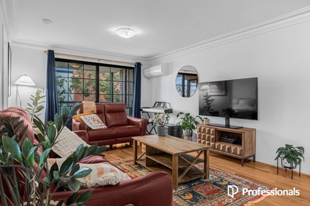 Stylish Top-Floor Apartment! - Photo 1