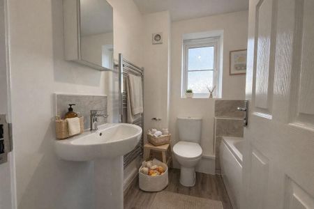 3 bedroom semi-detached house to rent - Photo 3