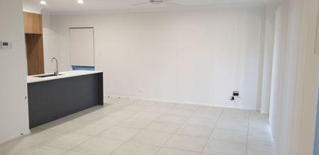 ULTRA MODERN LUXURY 4 BEDROOM TOWNHOUSE with DUCTED AIR-CON - Photo 4