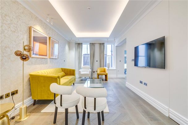 A comprehensively refurbished three storey mews house of just over 2500 sq ft offering flexible accommodation as a 4 to 5 bedroom home with patio and integral garage. EPC rating: D - Photo 1