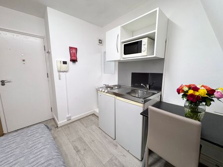Single Bedsit - Photo 3