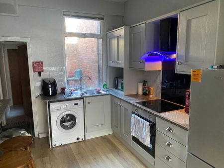 Room 2, 12 Sandhurst Drive, ( Bills Incl ), Belfast, BT9 5AX - Photo 5