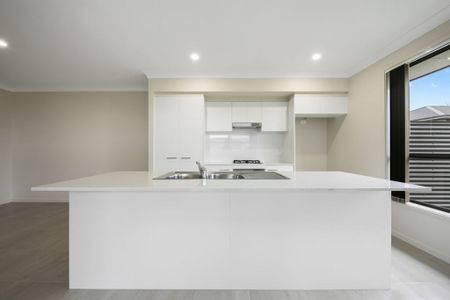 Modern unit with location conveniences - Photo 2