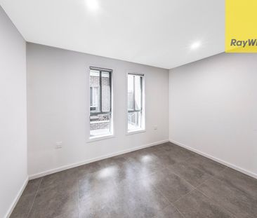 Modern and Sun-Drenched Three Bedroom Townhouse - Photo 1