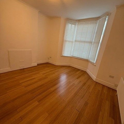 5 Bed Semi-Detached House, Byrne Road, SW12 - Photo 1