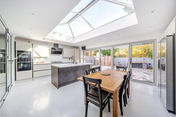 5 bedroom detached house to rent - Photo 1