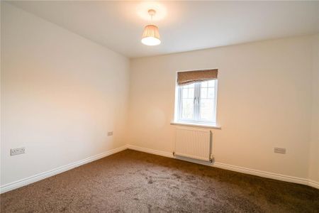 4 bedroom semi-detached house to rent - Photo 5