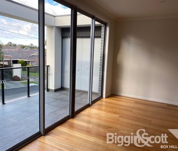 Spacious Three-Bedroom Townhouse for Lifestyle Living - Photo 3