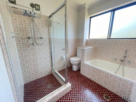 BRIGHT RENOVATED 2 BEDROOM TOP FLOOR UNIT - Photo 2