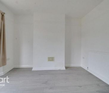 4 bedroom semi-detached house to rent - Photo 3