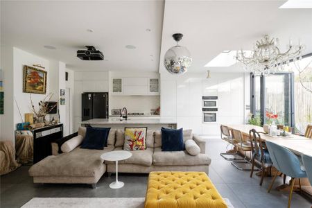 4 bedroom semi-detached house to rent - Photo 2