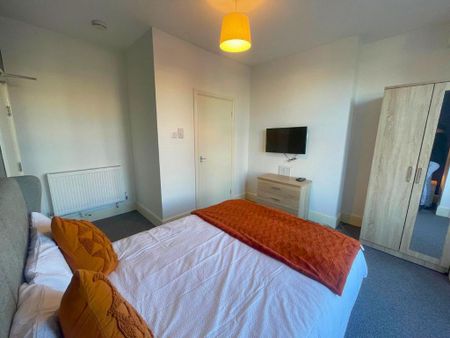 1 bedroom in a house share to rent - Photo 2