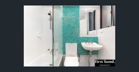 Stylish Harbour-View Apartment in Quiet Cul-de-Sac - Photo 4