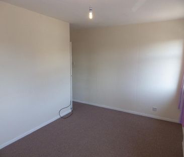 3 bedroom flat to rent - Photo 4