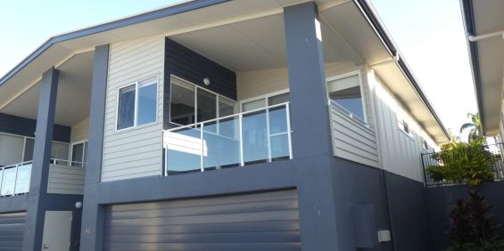 Stylish living - Mountain Views - Pet on application! - Photo 3