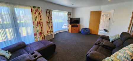 8 Frank Frethey Place, Highlands Park, New Plymouth - Photo 2