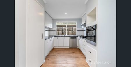 IMMACULATE 3-BEDROOM FAMILY HOME! - Photo 4