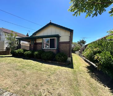 Lovely 3 Bedroom Home- Convenient Location - Photo 2