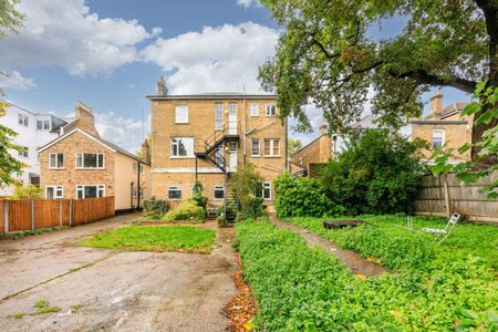 Attractive period conversion property with charm and character located on a popular, tree-lined street. - Photo 4