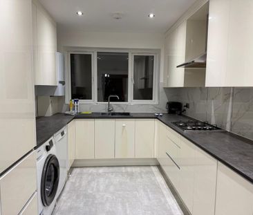 3 bedroom flat to rent - Photo 3