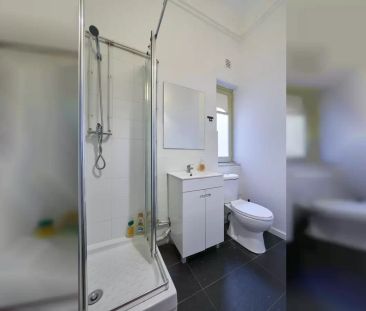 Room in a shared 11-bedroom apartment for rent in Lisbon. - Photo 4