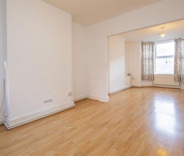 1 bed Flat To Let - Photo 3