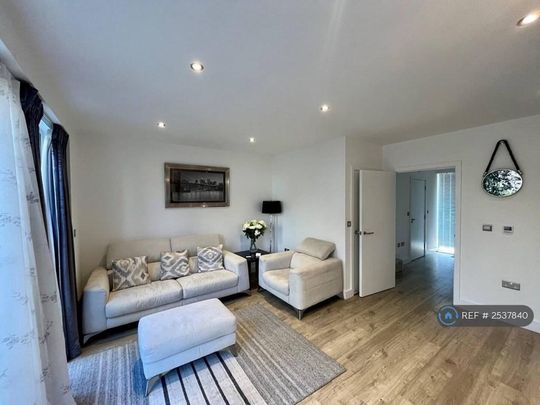 4 bedroom detached house to rent - Photo 1