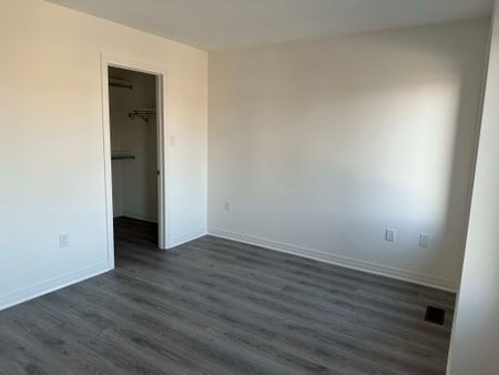 Four bedroom detached Barrie - Photo 5