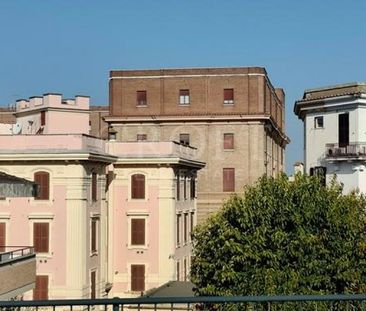 Attic-Vatican: Semi Furnished 1 bedroom, spacious living rom, kitch... - Photo 2