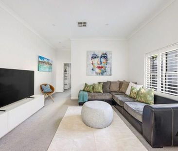 Stunning 4-Bedroom Family Home with Pool – Walk to Coogee Beach - Photo 1