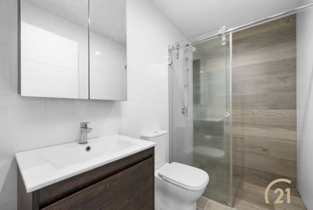 Spacious Modern 2 Bedroom Apartment in Prime Liverpool CBD Location! - Photo 4