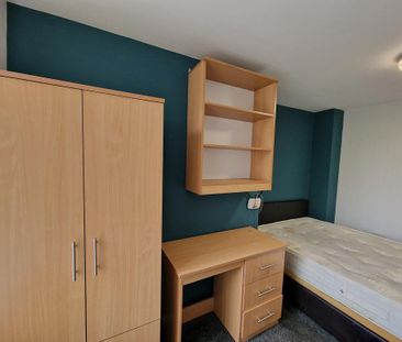 1 bedroom in a flat share to rent - Photo 4