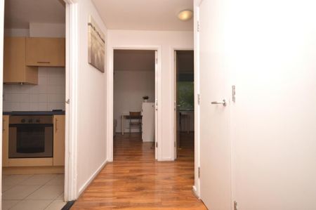1 bedroom in a flat share to rent - Photo 2
