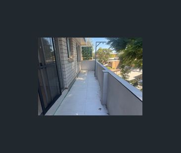 Top Floor | Fully Renovated | Walk to Station - Photo 5