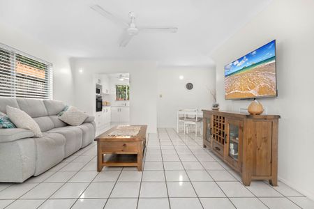 Immaculate Inner-City Townhouse: Your Private Oasis in Cairns North - Photo 5