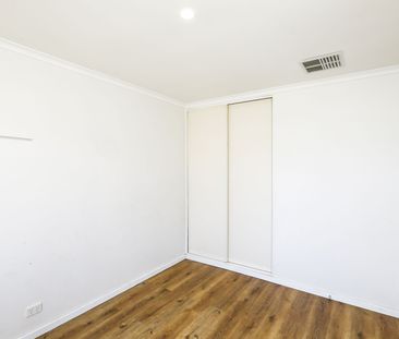 Light Three Bedroom Property - Photo 2