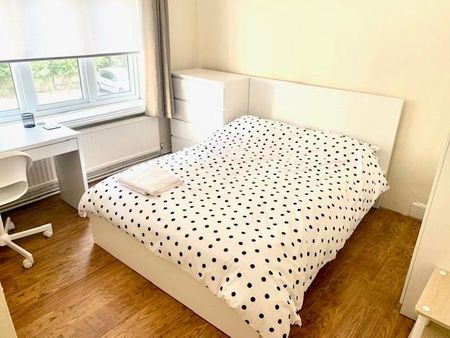 4 bedroom apartment to rent - Photo 4