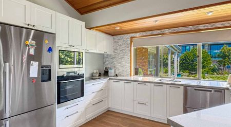 Spacious single level living! - Photo 2