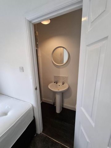 1 bedroom in a house share to rent - Photo 4