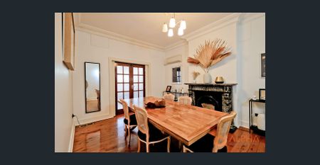 CLASSIC FAMILY HOME WITH MODERN COMFORT - Photo 2