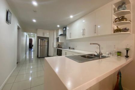 HUGE FURNISHED TOWNHOUSE - 3BR + 2BATH + ROOFTOP GARDEN! - Photo 5