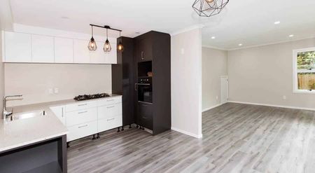 Modern four bedroom home - Photo 2