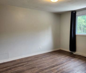Detached Home For Lease | X8490114 - Photo 2
