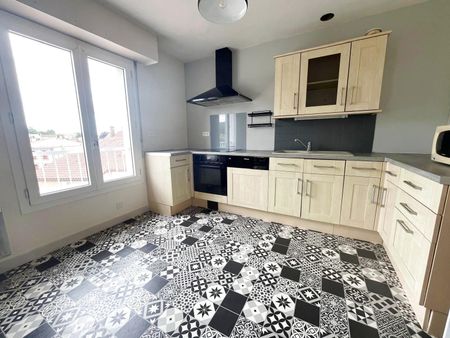 Location Appartement 4 pièces 109m² CHAUDRON EN MAUGES 49110 - Photo 3