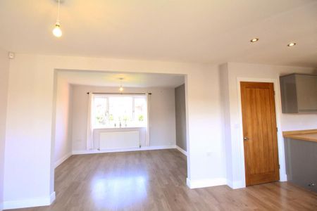 3 bedroom detached house to rent - Photo 2