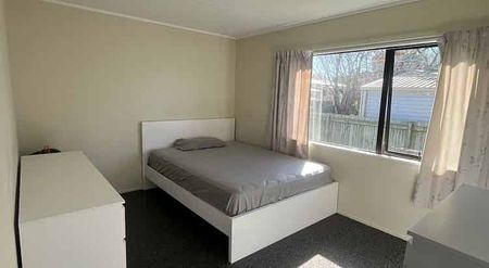 Charming 3BR Home in Whakatane - Photo 2