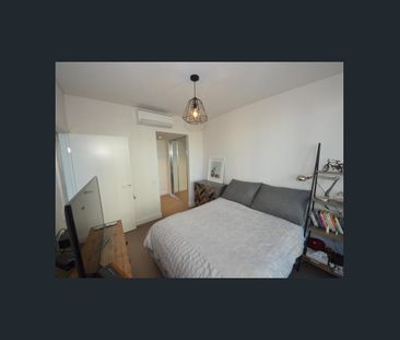 MODERN ONE BEDROOM APARTMENT - Photo 3