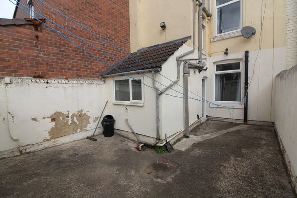 1 Bedroom Mid Terraced House - Photo 1