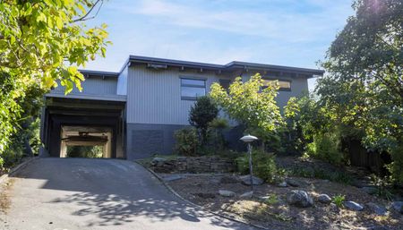 Spacious family home with mechanics pit & access to the Halswell Quarry! - Photo 3