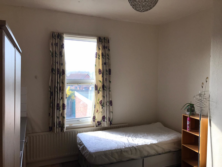 🔐 A Secure and Stylish Houseshare at Albany – The Crown Jewel of Coventry Co-Living! - Photo 2